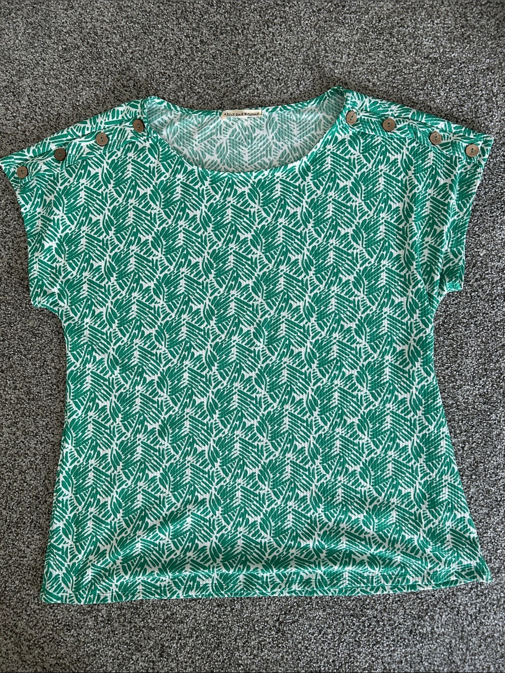 Green Leaf-Print Short Sleeve Tee with Button-Trim Shoulders